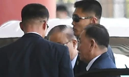 Le général Kim Yong Chol (d), bras droit du leader nord-coréen Kim Jong Un, arrive à l'aéroport de Pékin pour prendre un avion à destination de New York, le 30 mai 2018