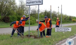 Des employés municipaux démontent des panneaux routiers ukrainiens et les remplacent par des panneaux en langue russe, à l'extérieur de la ville de Marioupol. Photo publiée par le ministÚre des Transports de la "République populaire de Donetsk" le 5 mai 2022