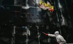 Des membres d'ATTAC pulvérisent de la peinture noire sur la façade de la tour Total à La Défense (Hauts-de-Seine), le 12 octobre 2019