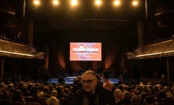Des débats, avant un spectacle sous le nom de "Toujours Charlie!" organisés aux Folies Bergère, le 6 janvier 2017 à Paris, trois ans après l'attaque jihadiste qui a décimé la rédaction de Charlie Hebdo