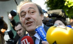 Michel Platini entouré par la presse à son arrivée au TAS à Lausanne, le 29 avril 2016