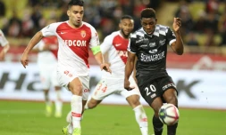 L'attaquant de Monaco Radamel Falcao (g) impuissant face au défenseur camerounais de Guingamp Félix Eboa Eboa, le 22 décembre 2018 au stade Louis-II de Monaco