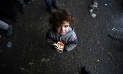 Un petite syrienne, qui a fui avec sa famille les zones rebelles d'Alep, le 1er décembre 2016, dans un refuge dans le quartier de Jibrin, à l'est de la ville