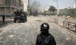 Des policiers sénégalais bloquent des manifestants dans une rue de Dakar le 5 mars 2021