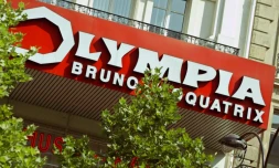 Photo, prise le 11 juillet 2003 Ă Paris, de la devanture de la salle de spectacle de l'Olympia