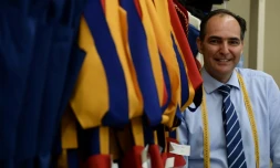 Le tailleur des gardes suisses du Vatican, Ety Cicioni, prépare les uniformes officiels pour la prochaine cérémonie de prestation de serment, le 28 avril 2022