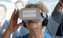 Nidia Silva, qui avait toujours rĂȘvĂ© de nager avec des dauphins, essaie des lunettes de rĂ©alitĂ© virtuelle, le 26 juillet 2019 Ă Miami