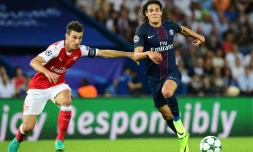 Duel entre le défenseur d'Arsenal Laurent Koscielny (g) et l'attaquant du PSG Edinson Cavani, le 13 septembre 2016 au Parc des Princes