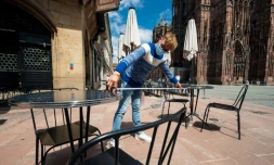 Aménagement des tables et respect des distances pour un restaurant à Strasbourg, le 30 mai 2020