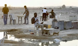 Des migrants africains passent le temps dans un café de fortune à l'extérieur du camp de rétention de Holot, dans le désert du Néguev près de la frontière égyptienne, le 3 septembre 2017