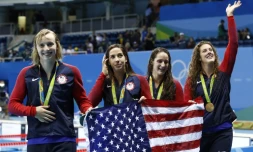 Les Américaines Katie Ledecky, Madeline "Maya" Dirado, Leah Smith et Allison Schmitt sur le podium avec l'or du relais 4x200 m le 10 août 2016 à Rio
