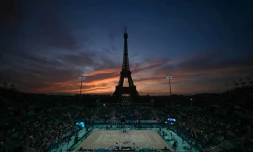 Vue générale du site du tournoi olympique de beach volley, au pied de la tour Eiffel, le 27 juillet 2024 à Paris