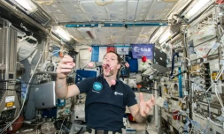 Thomas Pesquet jongle avec des macarons dans l'ISS, le 27 février 2017