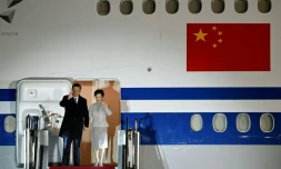 Le président chinois Xi Jinping et son épouse Peng Liyuan à leur arrivée à l'aéroport de Budapest en Hongrie, le 8 mai 2024