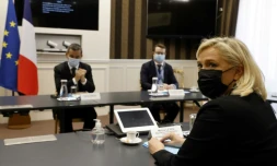 Le ministre de l'Intérieur Gérald Darmanin et la présidente du RN Marine Le Pen lors d'une réunion le 6 octobre 2020 à Paris