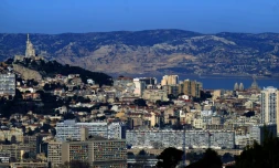 Vue générale de Marseille avec à gauche la basilique Notre-Dame de la Garde, le 19 janver 2019
