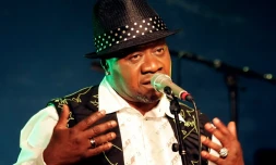 Le chanteur congolais Papa Wemba en concert au New Morning à Paris, le 15 février 2006