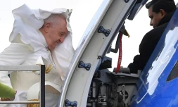 Le pape, diminué, emprunte une plateforme élévatrice pour monter à bord de son avion