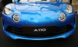 Un modèle d'Alpine A110, du constructeur Renault, exposée lors d'un salon à Paris en 2018