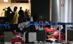 Des voyageurs en provenance d'Inde et du Vietnam attendent, bloqués à l'aéroport international de Guarulhos à Sao Paulo, le 23 août 2024 au Brésil