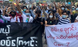Des manifestants font le salut à trois doigts en défilant contre le coup d'Etat militaire en Birmanie, dans le quartier de Tarmwe à Rangoun le 26 avril 2021