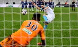 Le défenseur de l'OM Adil Rami manque son tir au but contre Strasbourg en Coupe de la Ligue, le 19 décembre 2018 à Marseille