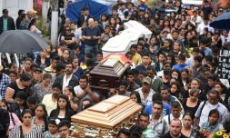 Des familles et proches aux funérailles des victimes d'un glissement de terrain, le 4 octobre 2015  au cimetière de Santa Catarina Pinula, au Guatemala