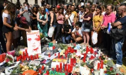 Des passants rendent hommage le 18 août 2017 aux victimes de l' attentat de la Rambla de Barcelone qui a fait 13 morts
