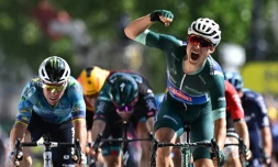 Jasper Philipsen vainqueur au sprint de la 7e étape du Tour de France à Bordeaux devant Mark Cavendish, le 7 juillet 2023 