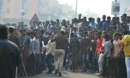 Des badauds à New Delhi aux abords d'une usine qui a brûlé dimanche 8 décembre 2019, faisant au moins 43 morts