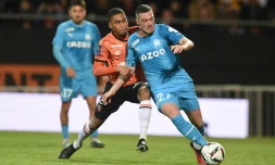 Le Marseillais Jordan Veretout (d) devance le Lorientais Julien Ponceau, le 9 avril 2023 à Lorient     