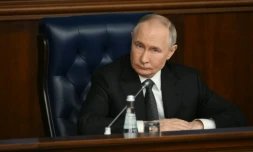 Sur cette photo diffusée par l'agence d'Etat russe Spoutnik, le président russe Vladimir Poutine assiste à une réunion en matière de défense, le 16 décembre 2024 à Moscou