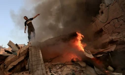 Un homme sur les ruines d'un immeuble détruit par une frappe israélienne sur Khan Younès, dans le sud de la bande de Gaza, le 4 novembre 2023