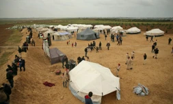 Un camp de tentes installé par des Palestiniens à l'est de Jabalia, prÚs de la frontiÚre entre Israël et la bande de Gaza, le 30 mars 2018