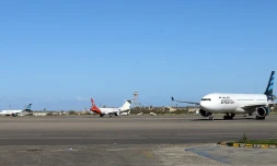 Une photo prise le 8 avril 2019 montre des avions stationnés sur le tarmac de l'aéroport Mitiga dans la capitale libyenne Tripoli