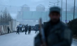 Un membre des forces de sécurité afghanes monte la garde devant le site d'une double explosion, près du parlement, à Kaboul, le 10 janvier 2017.