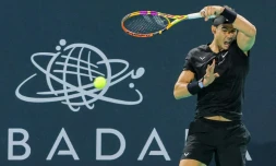L'Espagnol Rafael Nadal renvoie la balle au Canadien Denis Shapovalov lors du match de barrage pour la troisième place du Mubadala World Tennis Championship dans l'émirat d'Abou Dhabi (Emirats arabes unis), le 18 décembre 2021.