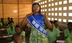 Pascaline Boukari "reine vierge" 2015 du Togo s'adresse à des étudiants à Lomé, le 23 février 2016