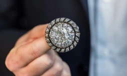 Un employé de Sotheby's présente une broche circulaire ornée de diamants anciens ayant appartenu à Napoléon Bonaparte et récupérée par l'armée prussienne aprÚs la défaite de Waterloo, avant une vente aux enchÚres à GenÚve, le 6 novembre 2025