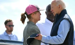 Le président américain Joe Biden (à droite) parle avec Esther Manheimer, la maire de la ville d'Asheville, frappée par l'ouragan HélÚne, à son arrivée à l'aéroport de Greenville, en Caroline du Sud, le 2 octobre 2024