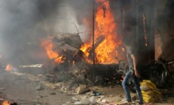 Bombardements aériens d'un marché du village de Maaret al-Numan dans la région d'Idleb en Syrie, le 8 octobre 2017