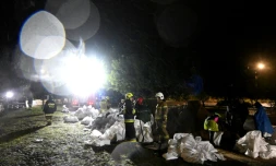 Des habitants de Glucholazy (sud-ouest de la Pologne) aident les pompiers à déployer des sacs de sable face aux inondations provoquées par la tempête Boris le 14 septembre 2024