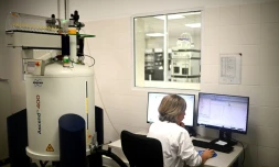 Une technicienne travaille dans le laboratoire d'analyses de l'entreprise Famille Michaud Apiculteurs, le 12 juin 2025 à Gan, dans les Pyrénées-Atlantiques 