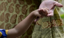 Sadaf Mehmood, une Indienne musulmane qui a reçu une lettre de divorce, avec sa fille dans leur maison à Bhopal, en Inde, le 28 avril 2016