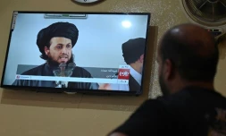 Un homme installé dans un restaurant regarde une émission de la chaîne Tolo News à Kaboul le 3 septembre 2001