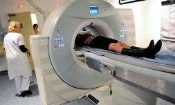 Un patient subissant un scanner dans un centre de traitement du cancer à Lille, le 6 février 2013