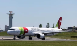 Un avion de la compagnie aérienne TAP Air Portugal sur le tarmac de l'aéroport Humberto Delgado à Lisbonne, le 2 avril 2026