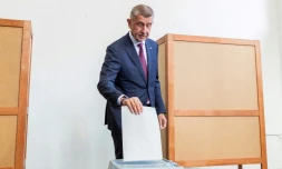 Le candidat Andrej Babis vote lors des législatives à Ostrava, le 3 octobre 2025 en République tchèque
