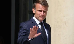 Le président français Emmanuel Macron fait un geste de la main au palais de l'Elysée, à Paris, le 1er juillet 2025