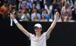 Le joueur de tennis italien Jannik Sinner célÚbre sa victoire contre le Serbe Novak Djokovic en demi-finale de l'Open d'Australie à Melbourne le 26 janvier 2024